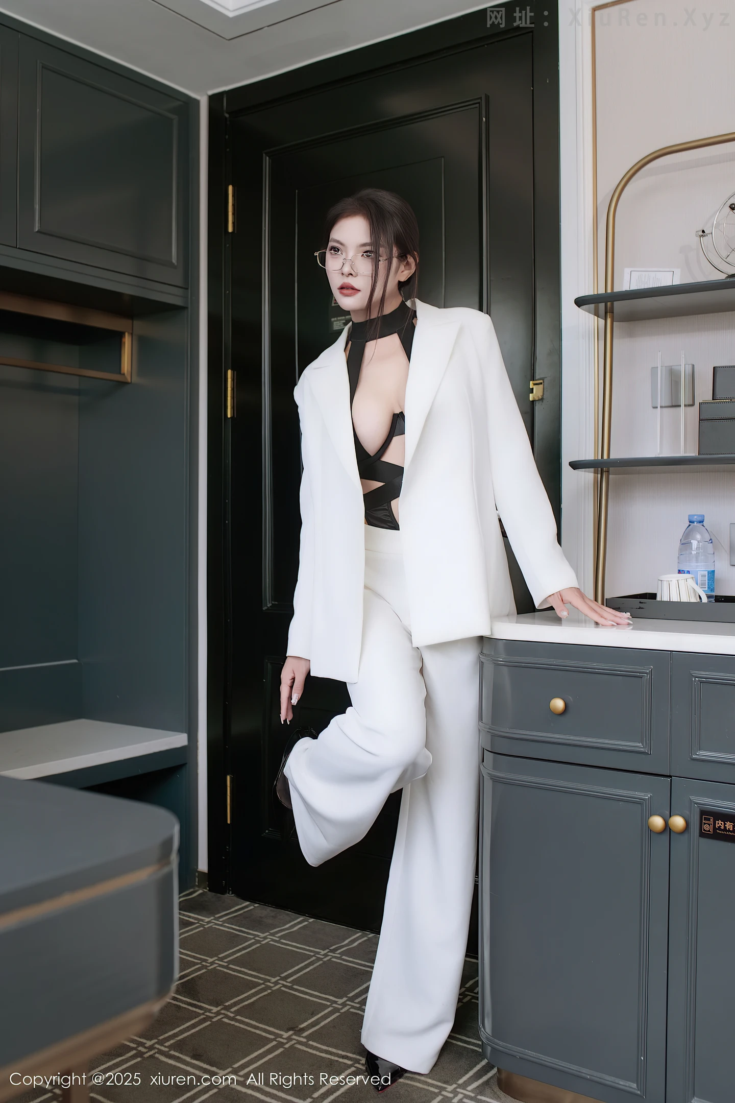 图片[3]-[XiuRen秀人网] VOL.10464 新人模特冬安白色西服露黑色情趣内衣配黑丝袜秀丰满身材诱惑写真94P-秀人网官方网站